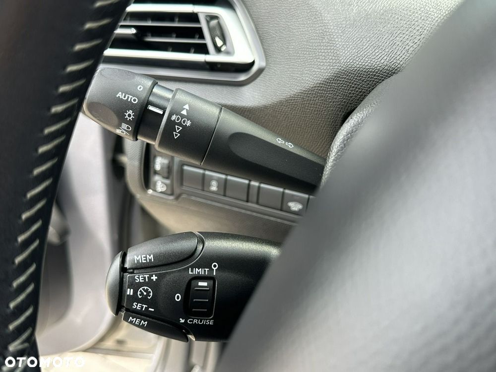 Peugeot 308 1.2 PureTech Allure Pack S&S - 17