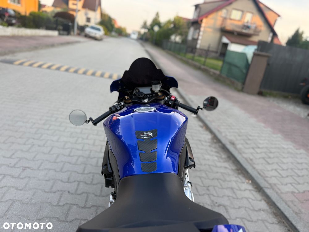 Yamaha R1 - 17