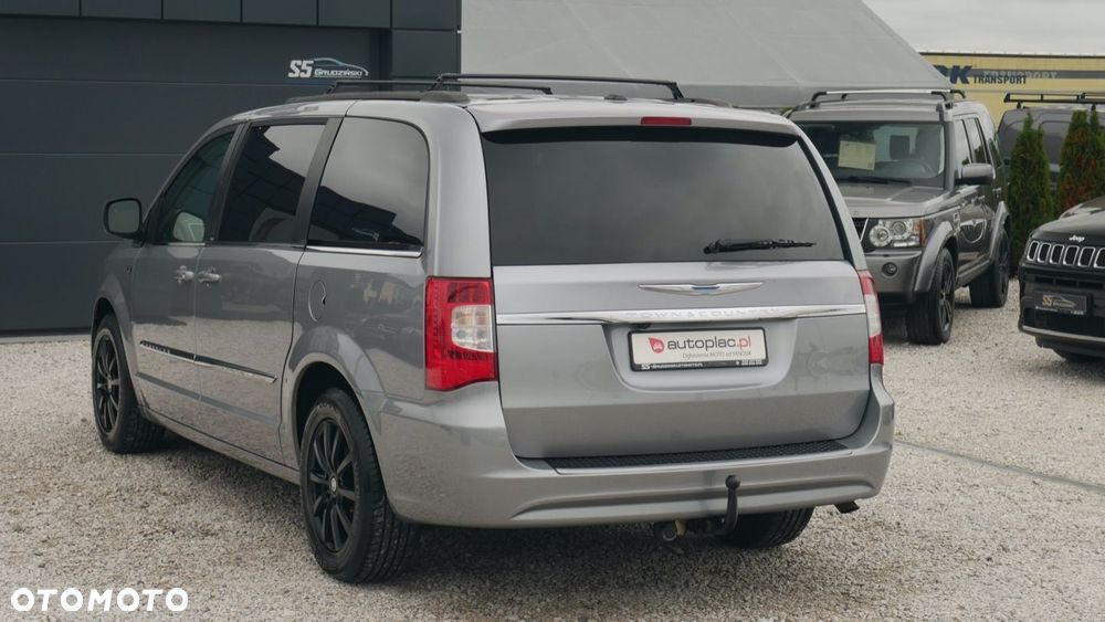 Chrysler Town & Country - 5