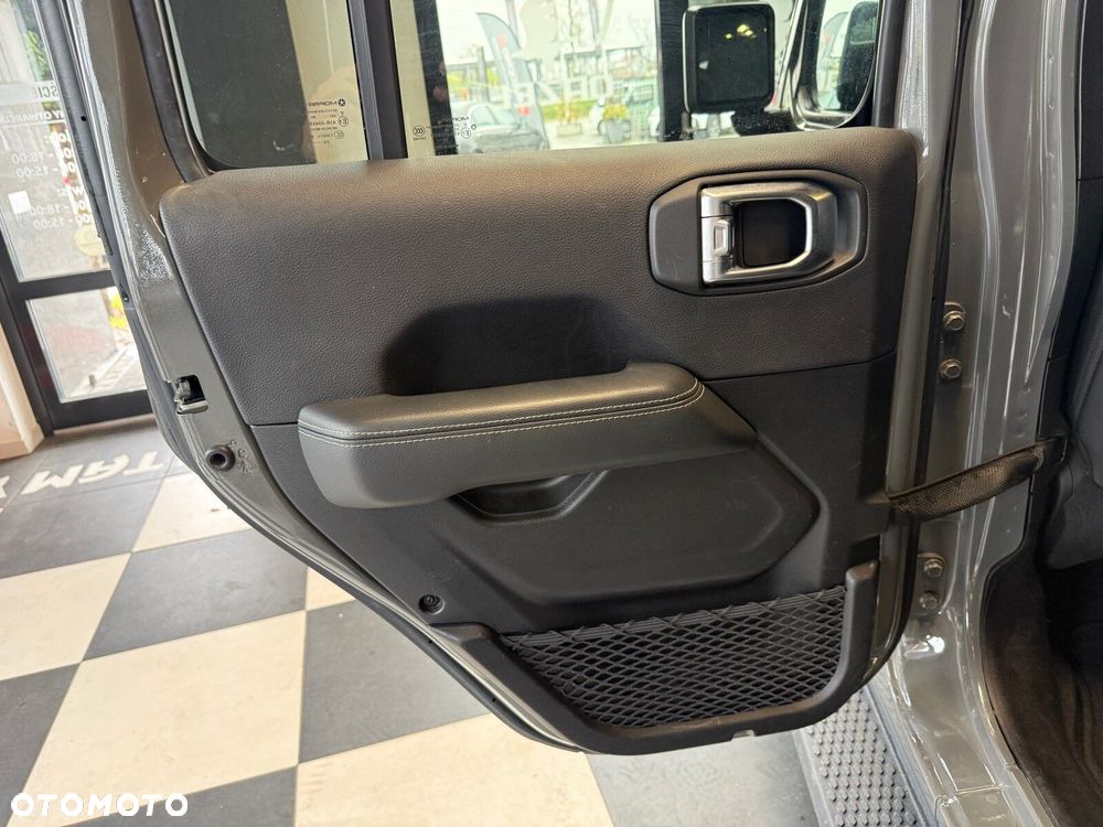 Jeep Wrangler - 12
