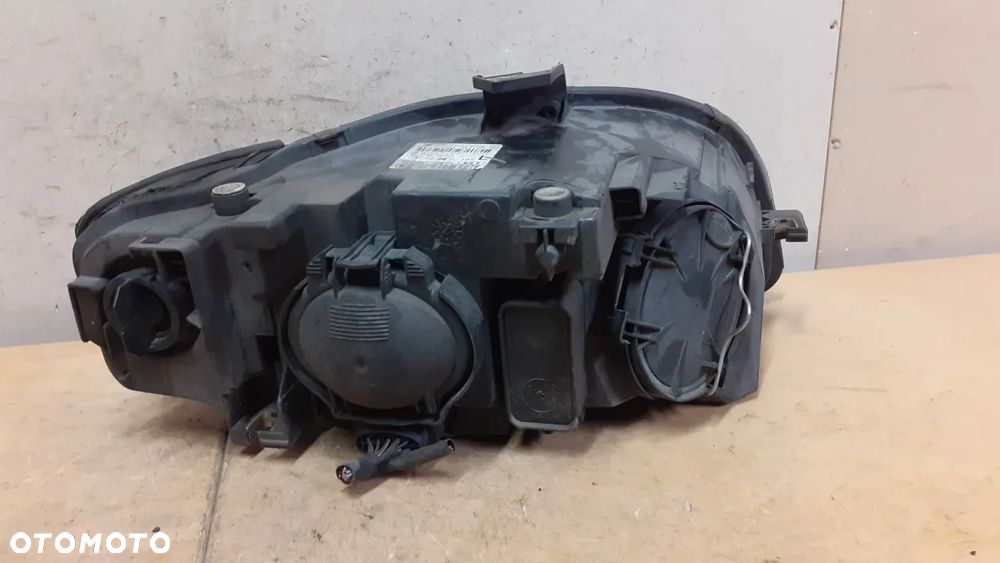 X. LAMPA PRZOD PRZEDNIA LEWA AUDI A4 B7 - 2