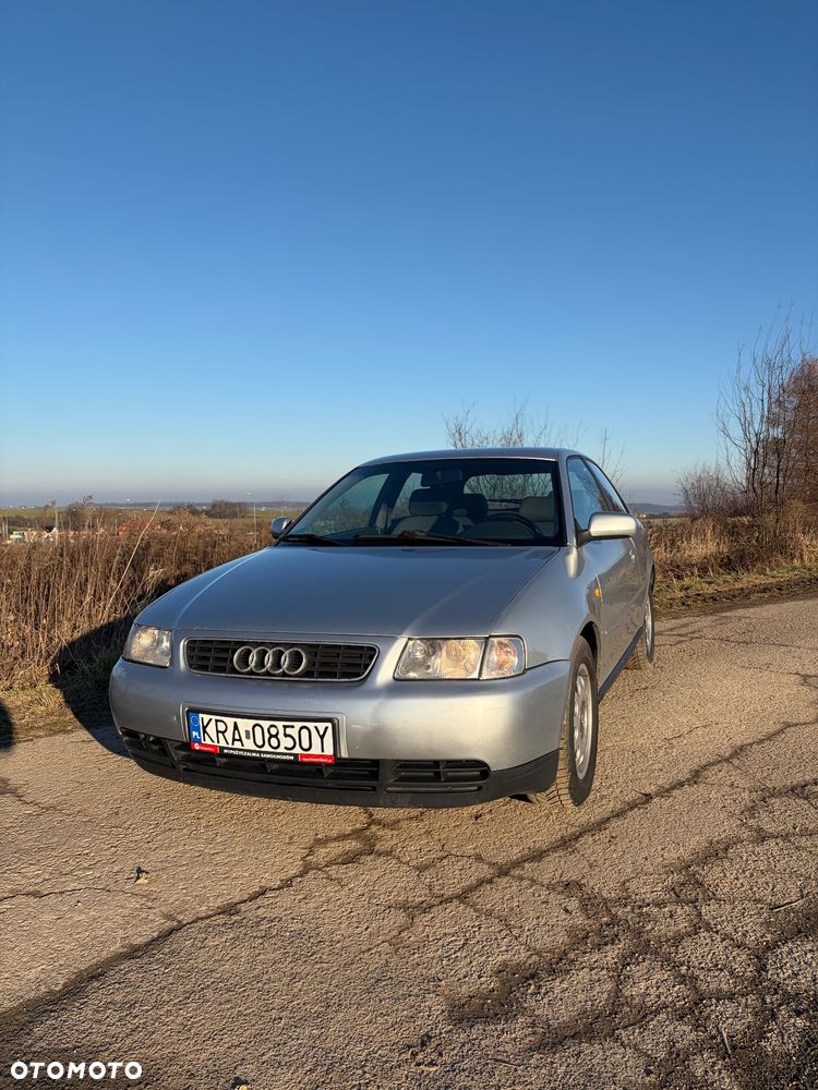 Audi A3 3-drzwiowe 1.6 Attraction - 1