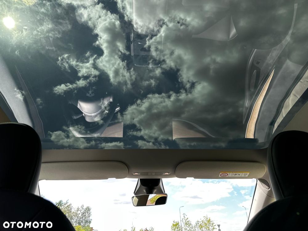 Tesla Model Y Long Range AWD - 11