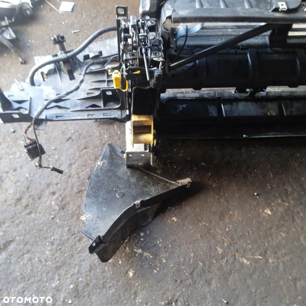 Pas przedni chłodnice BMW F10 F11 3.0I automat - 8