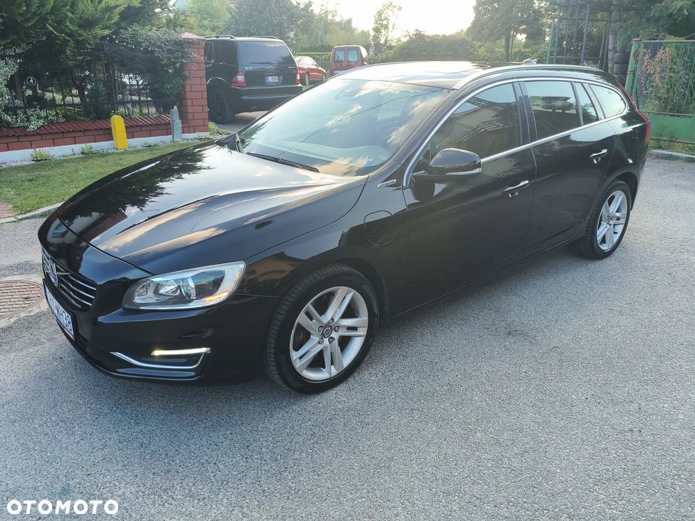 Volvo V60 D6 AWD Plug-in Hybrid R-Design Momentum - 33