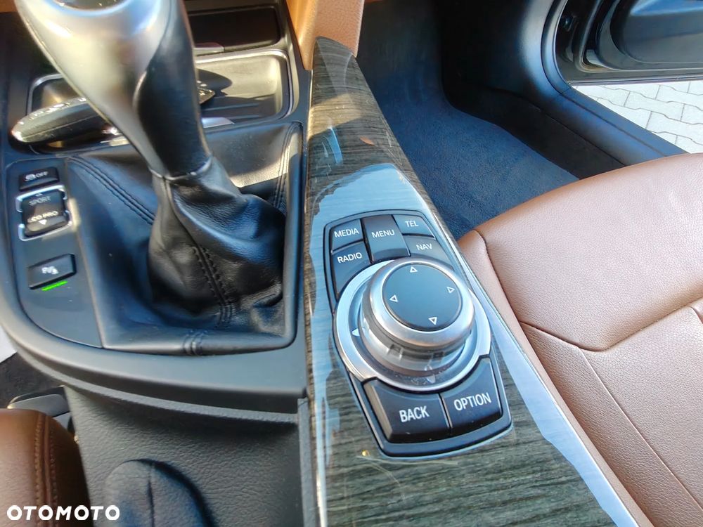 BMW Seria 3 318d Luxury Line - 33