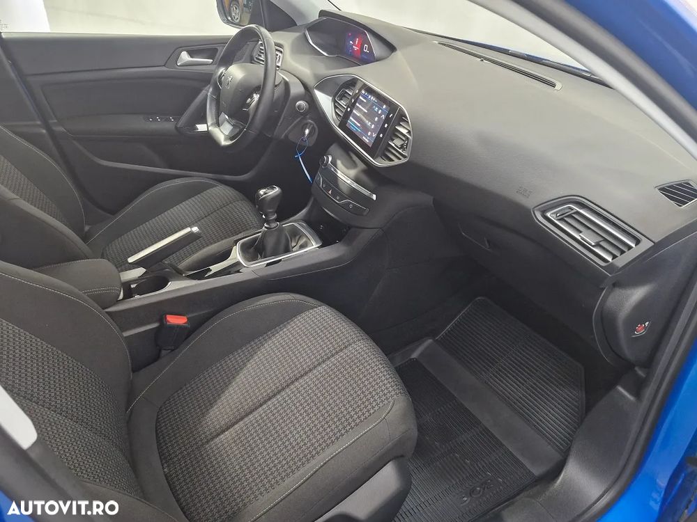 Peugeot 308 1.2 L PureTech Turbo S&S Allure - 22