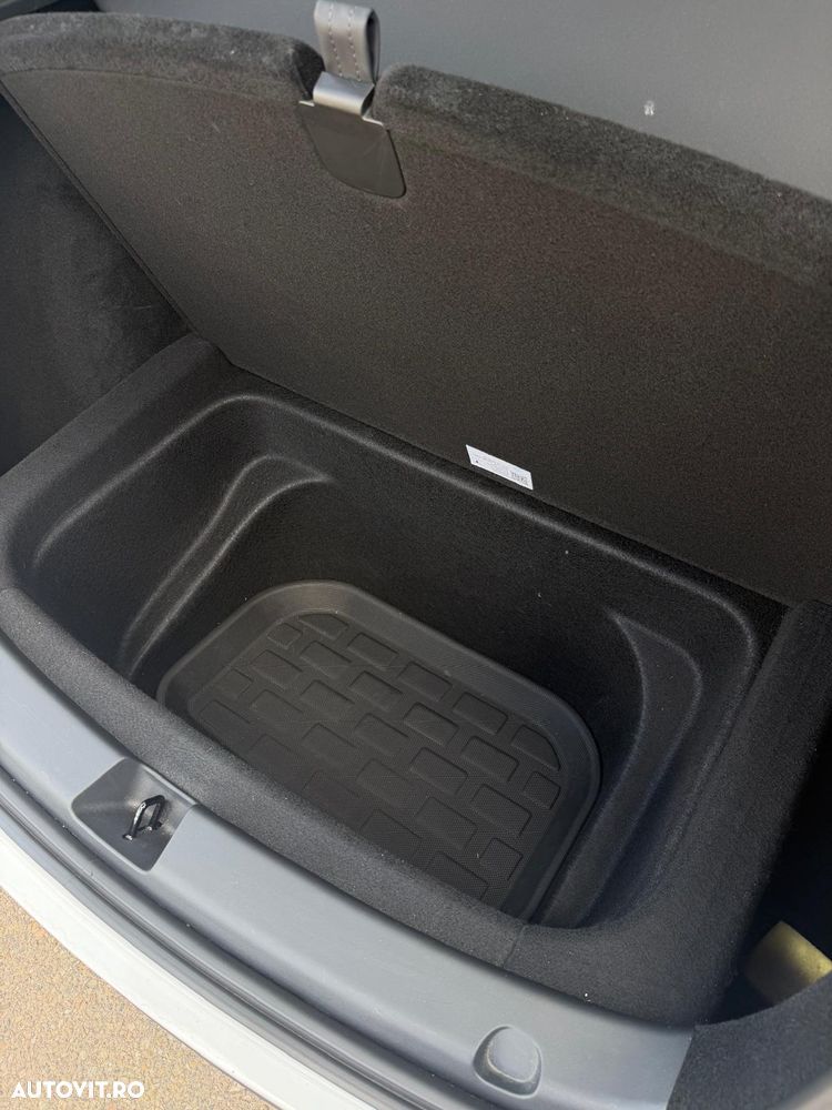 Tesla Model Y Long Range Dual Motor AWD - 11