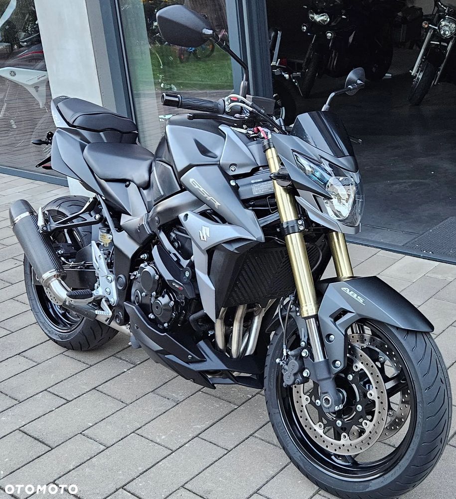 Suzuki GSR - 29