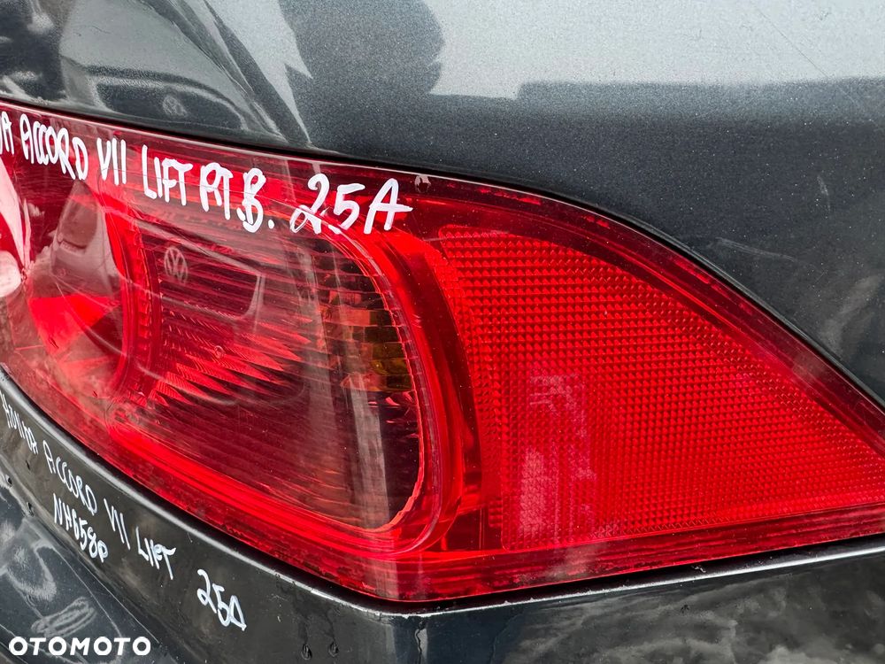 HONDA ACCORD VII LAMPA PRAWY TYŁ PRAWA TYLNA Z BŁOTNIKA BŁOTNIK SEDAN - 4