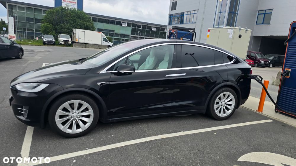 Tesla Model X - 7