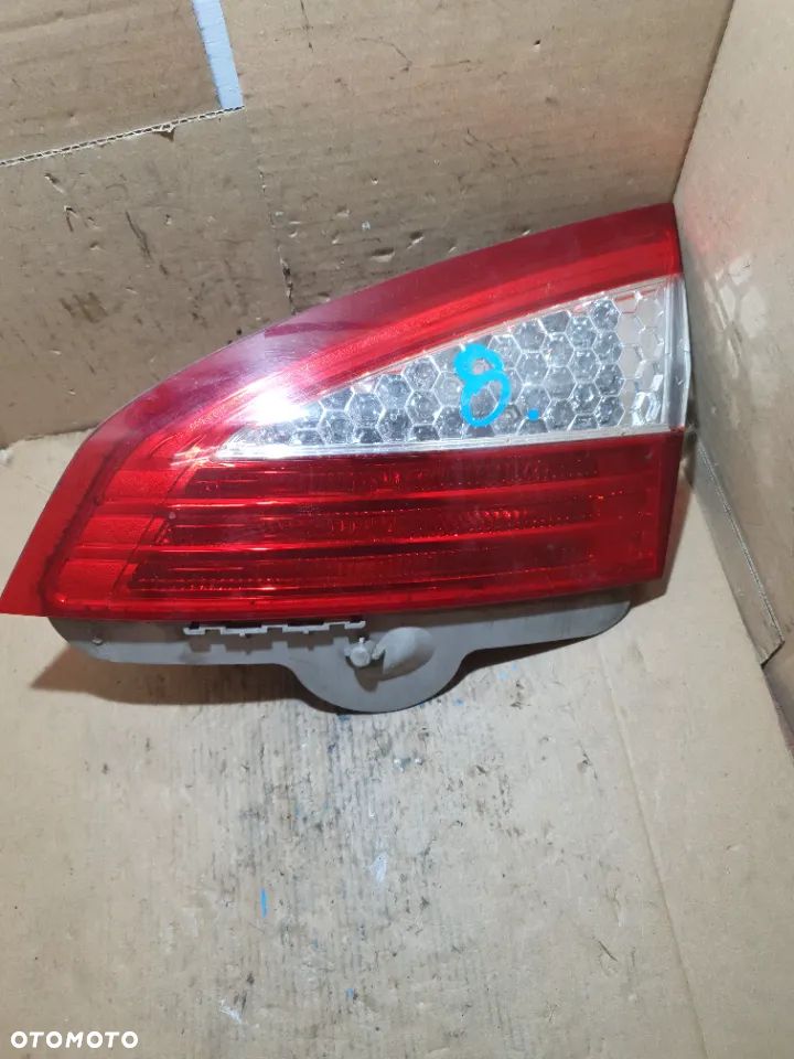 FORD MONDEO MK4 KOMBI 07-10 LAMPA PRAWY TYŁ W KLAPĘ - 4