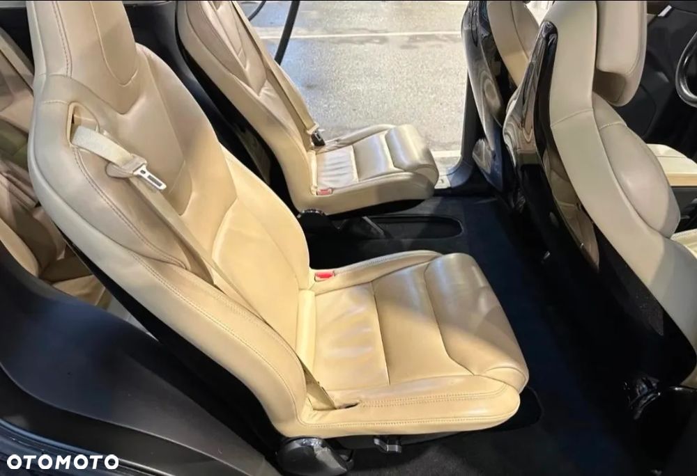 Tesla Model X - 13