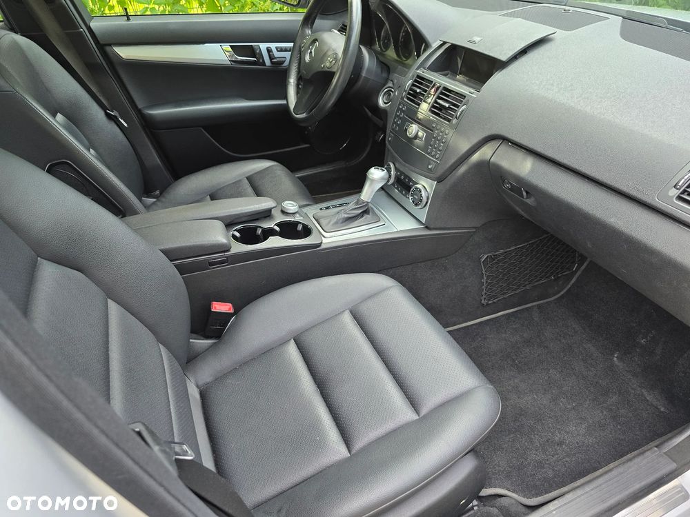 Mercedes-Benz Klasa C 300 4Matic 7G-TRONIC - 24