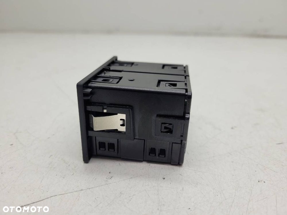 GNIAZDO USB AUX 81A035736 AUDI A6 C7 2018 EUROPA - 2