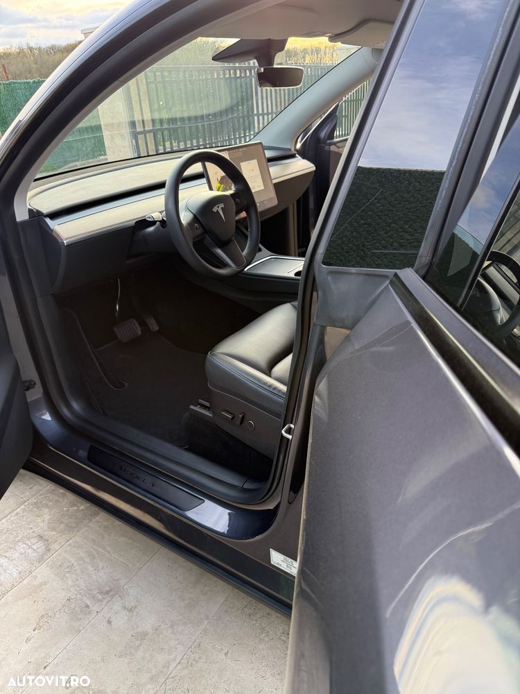 Tesla Model Y - 14