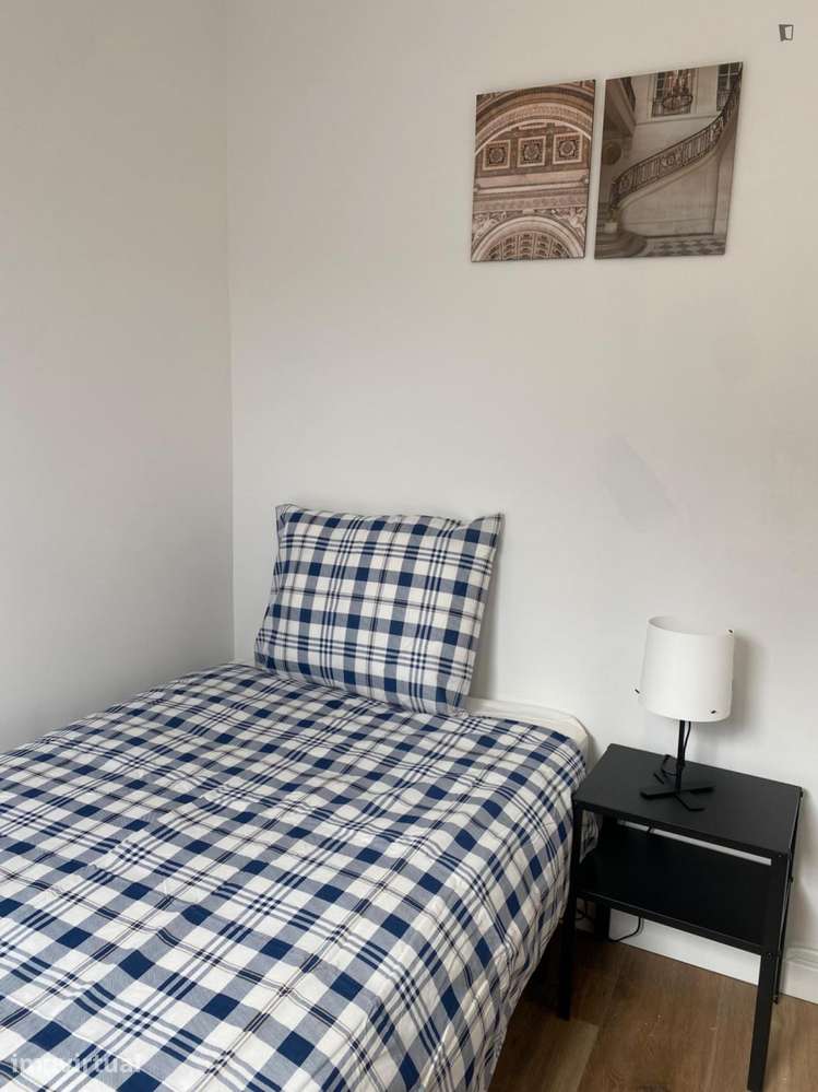 Quarto - localizado em Benfica Lisbon - Grande imagem: 2/24