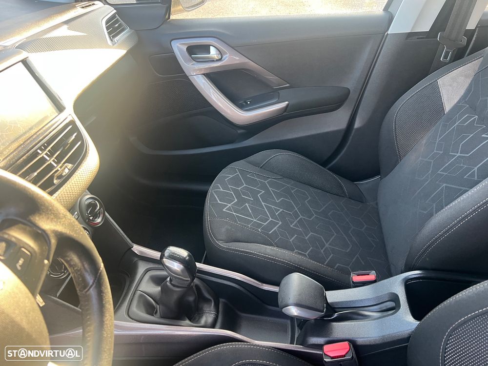 Peugeot 2008 1.2 PureTech Style - 32