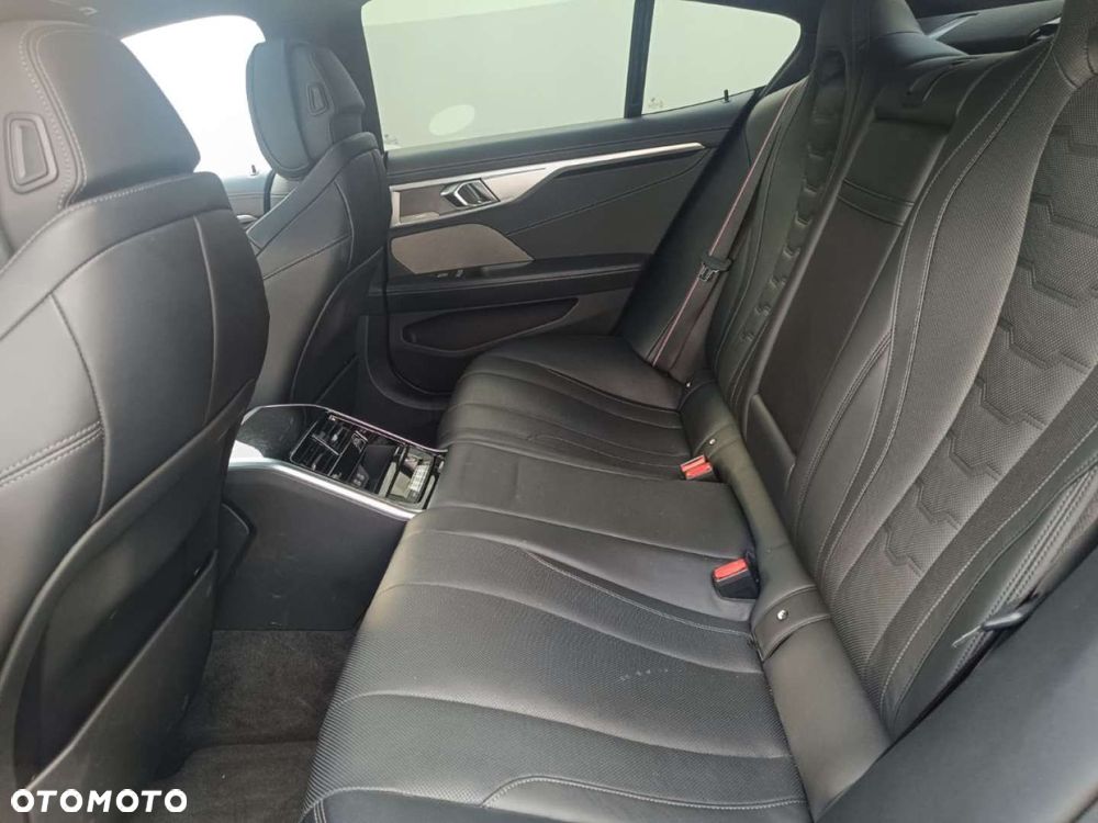 BMW Seria 8 - 22