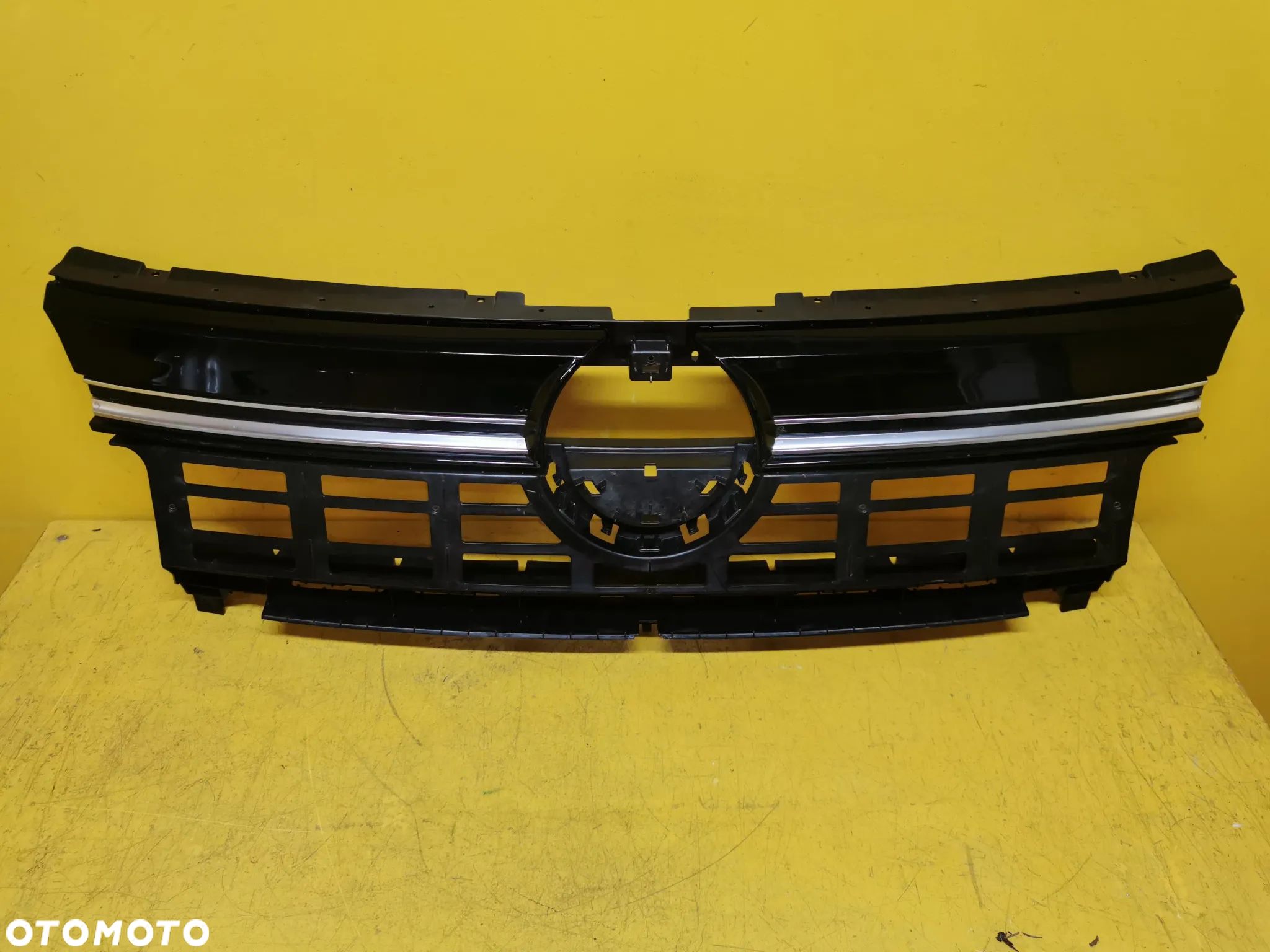 VW MULTIVAN 21- GRILL ATRAPA 7T0807381B - 1