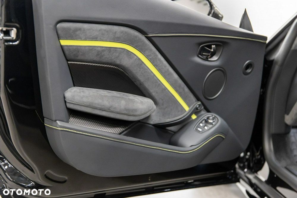 Aston Martin Vantage - 32