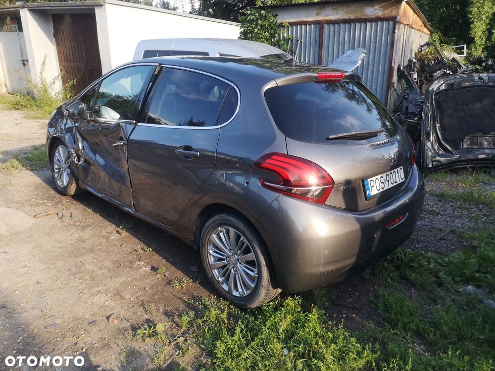 Peugeot 208 - 8