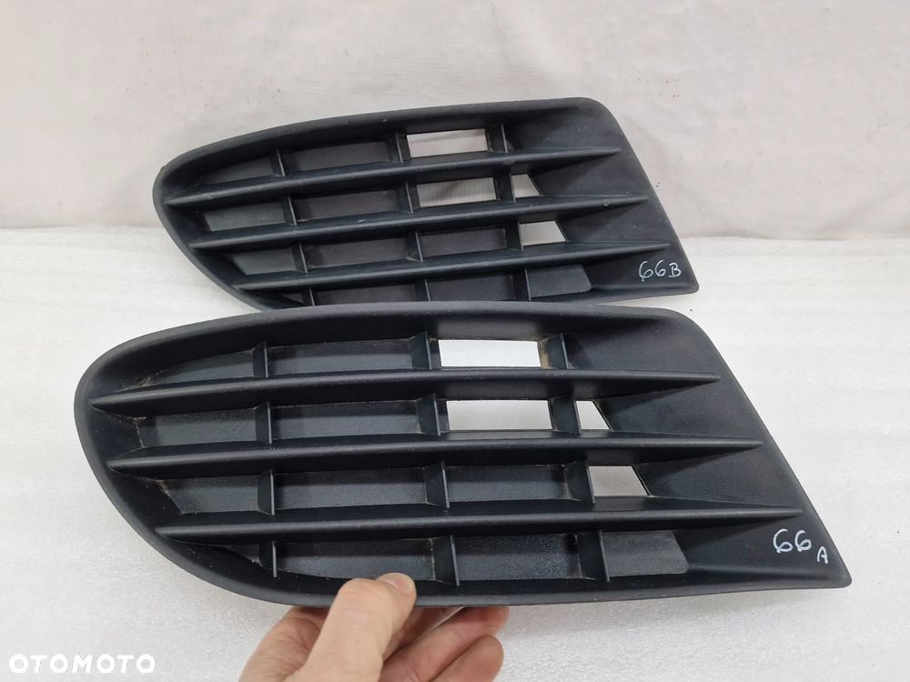 VW GOLF V 5 + PLUS 5+ LEWA KRATKA BOCZNA ZDERZAKA PRZEDNIEGO PRZÓD Z OPCJĄ BEZ HALOGENU BEZ HALOGENÓW  , NR 5M0853665 , NR AUKCJI E/66 - 1