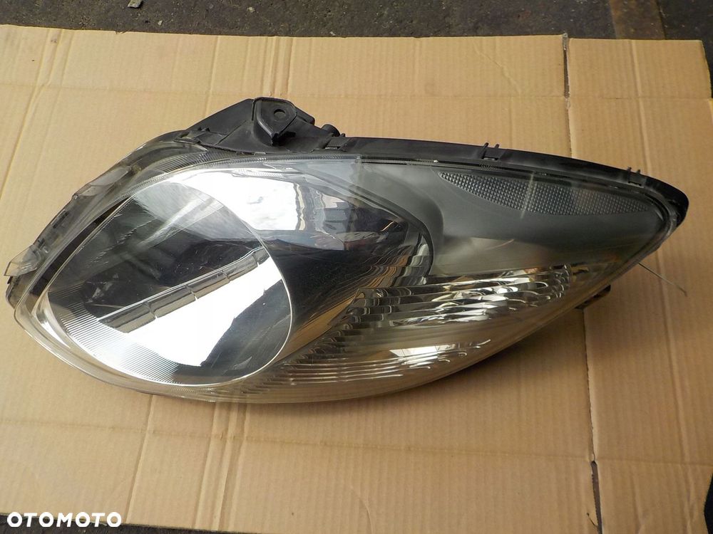 lampa prawy przód toyota yaris II EUROPA 81110-0D350 - 1