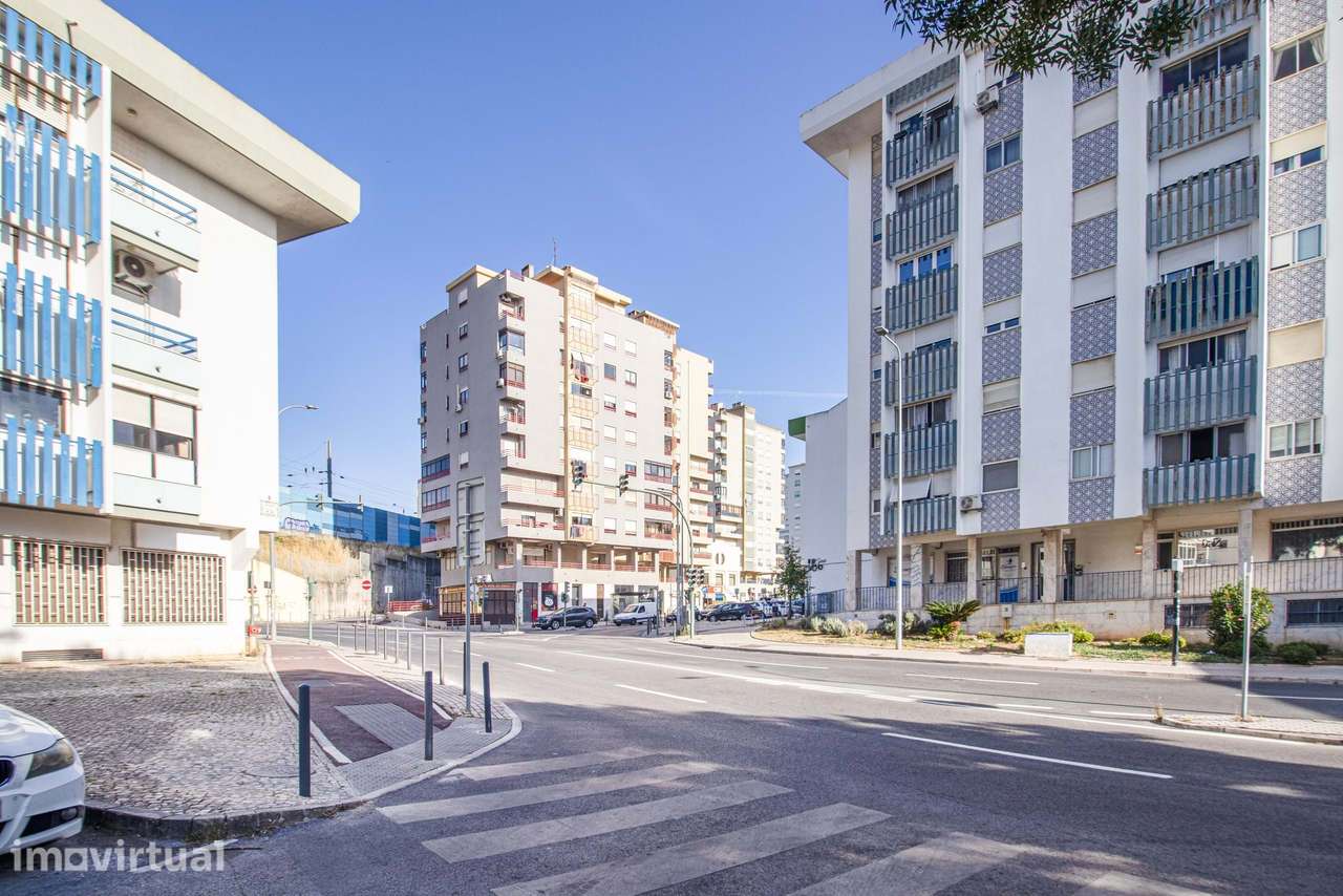 Loja na Reboleira junto ao Metro e Comboio - Grande imagem: 4/7