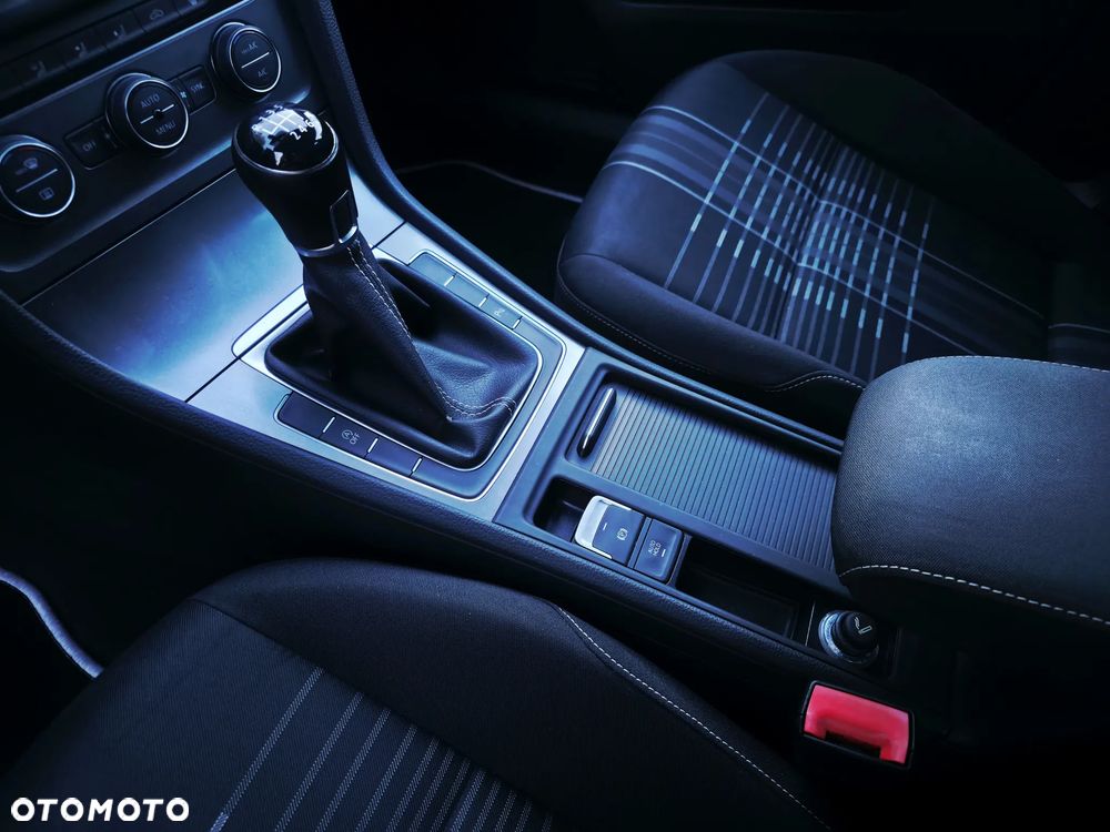 Volkswagen Golf 2.0 TDI BlueMotion Technology Lounge - 32