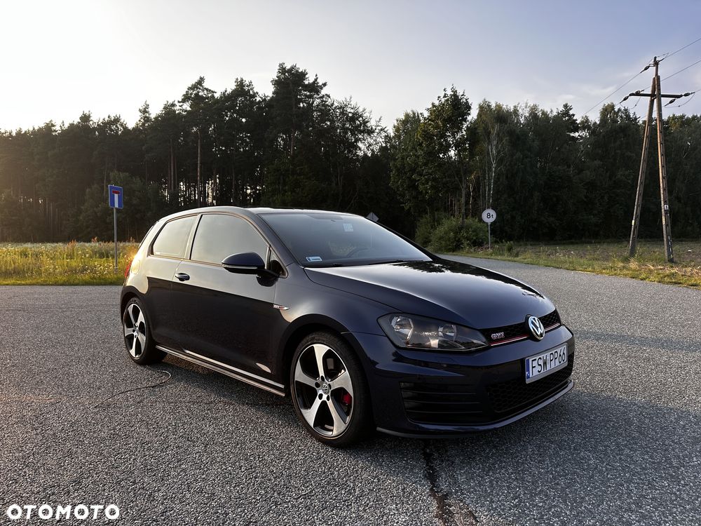 Volkswagen Golf - 1