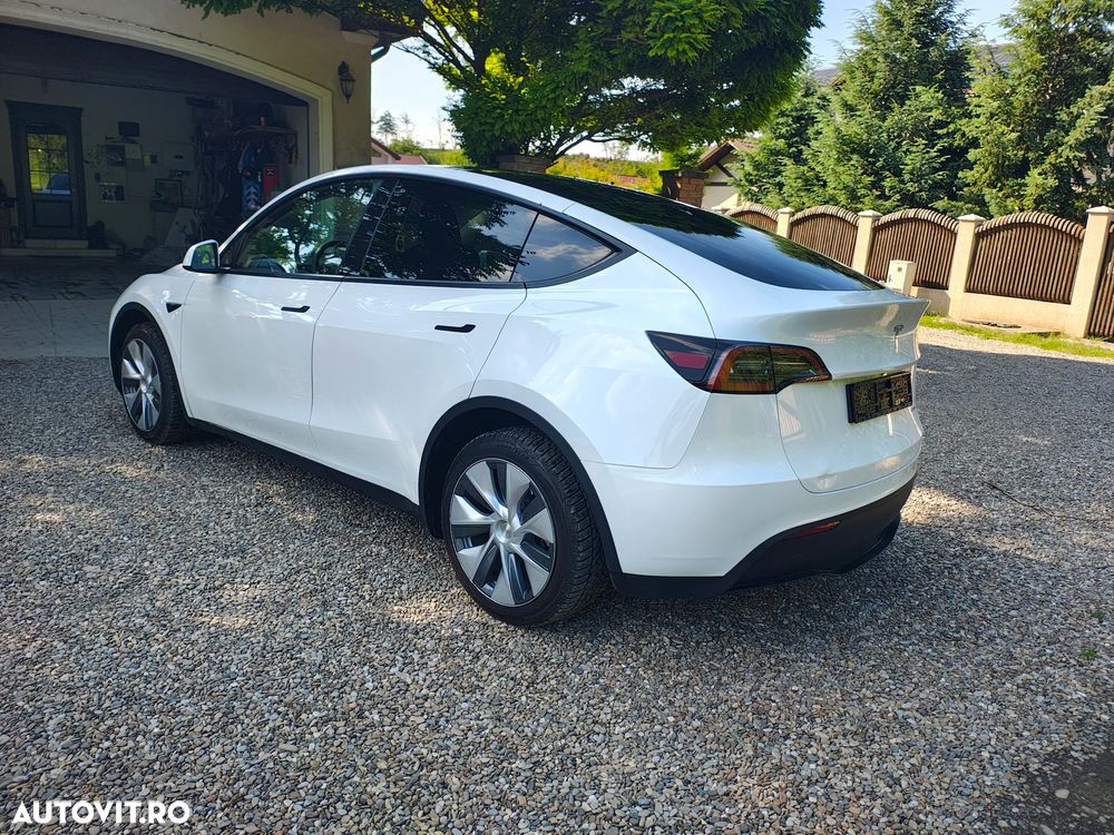 Tesla Model Y - 4