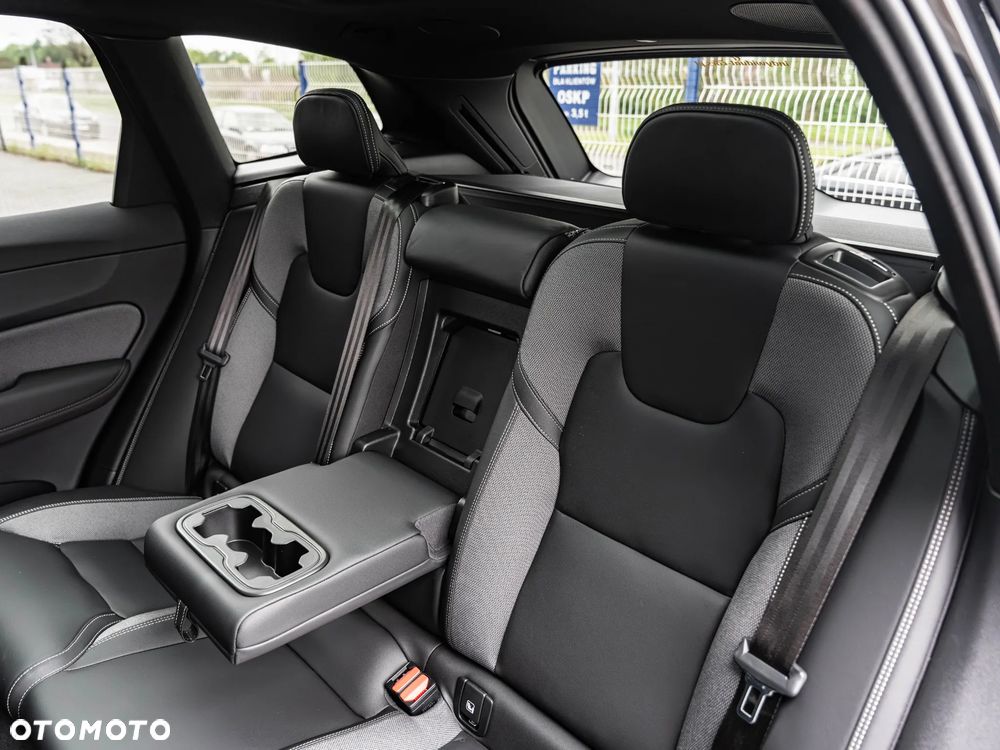 Volvo XC 60 B5 B AWD Plus Dark - 27