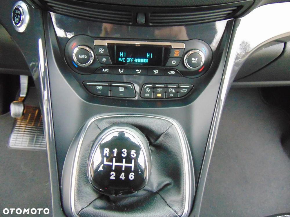 Ford Kuga 1.5 EcoBoost 2x4 Titanium - 24