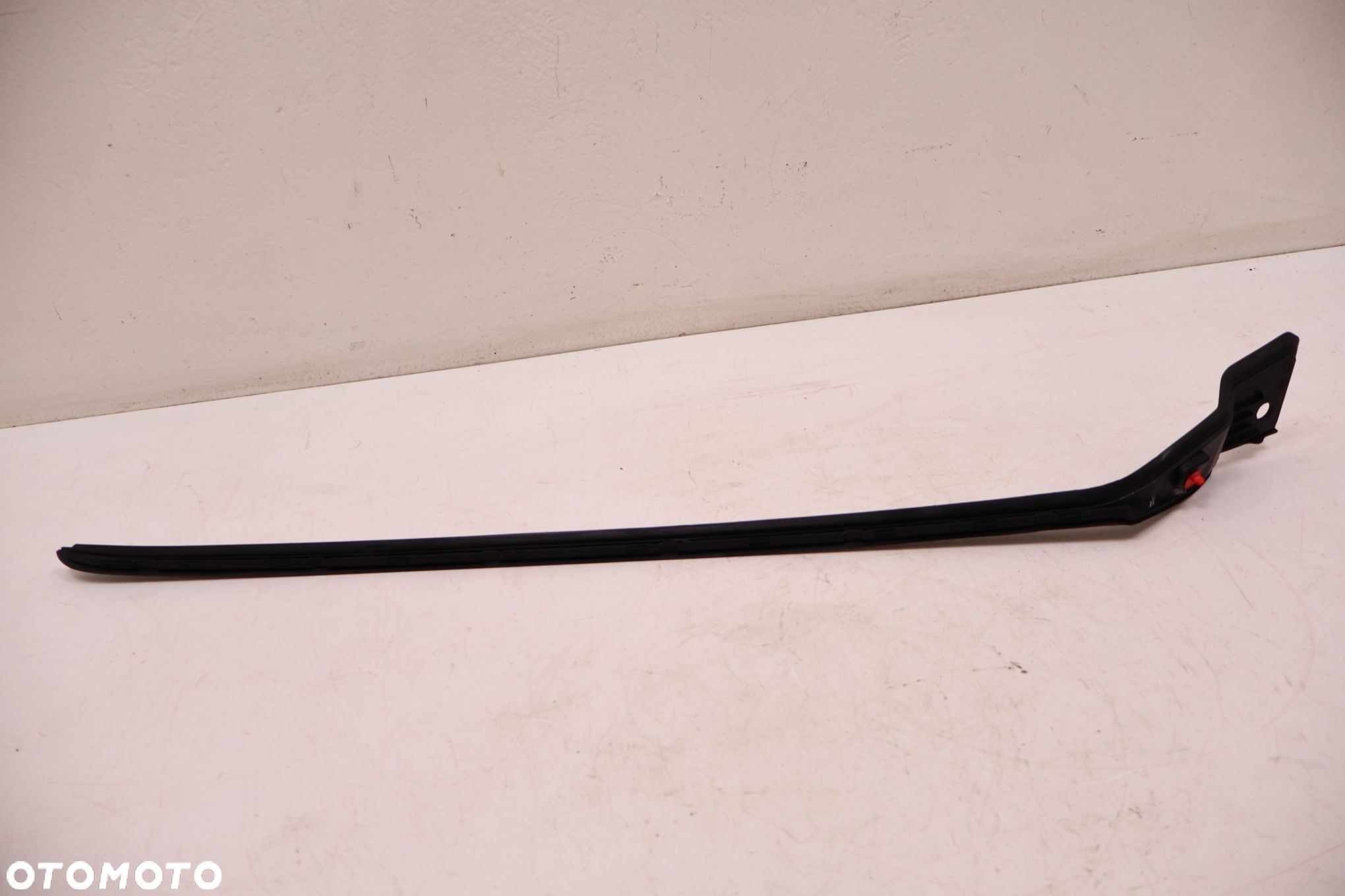 MASERATI GRECALE LISTWA SZYBY CZOŁOWEJ LEWA 670167248 - 5