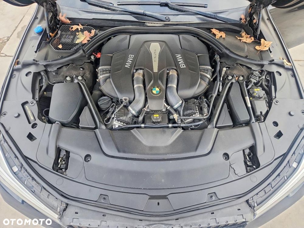 BMW Seria 7 750i xDrive - 13