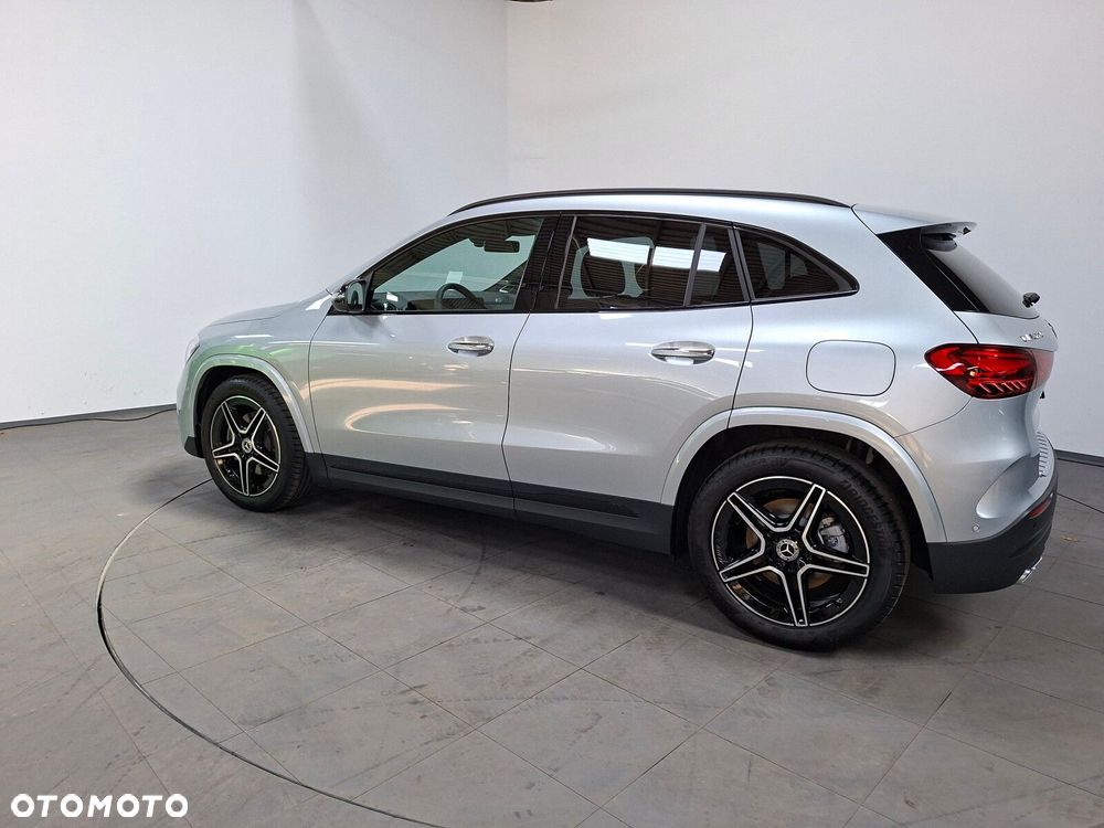 Mercedes-Benz GLA - 8