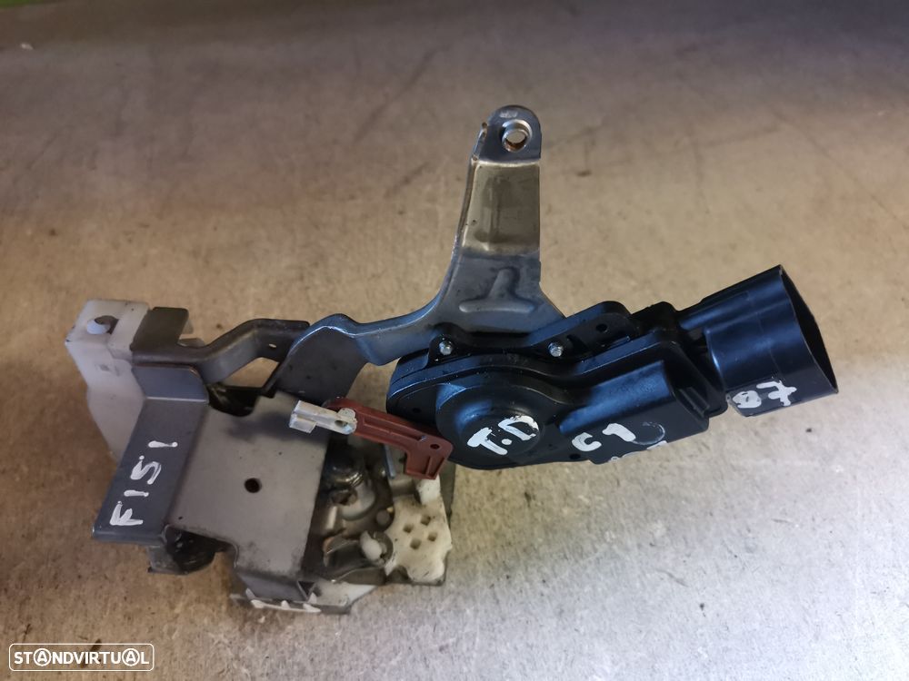 C1 / 107 FECHADURA PORTA TRÁS DIREITA - F151 - 2