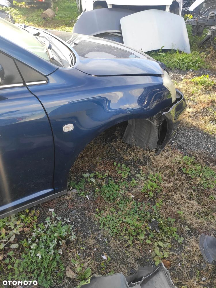 Toyota Avensis t25 kombi 1.8 16v na części - 9