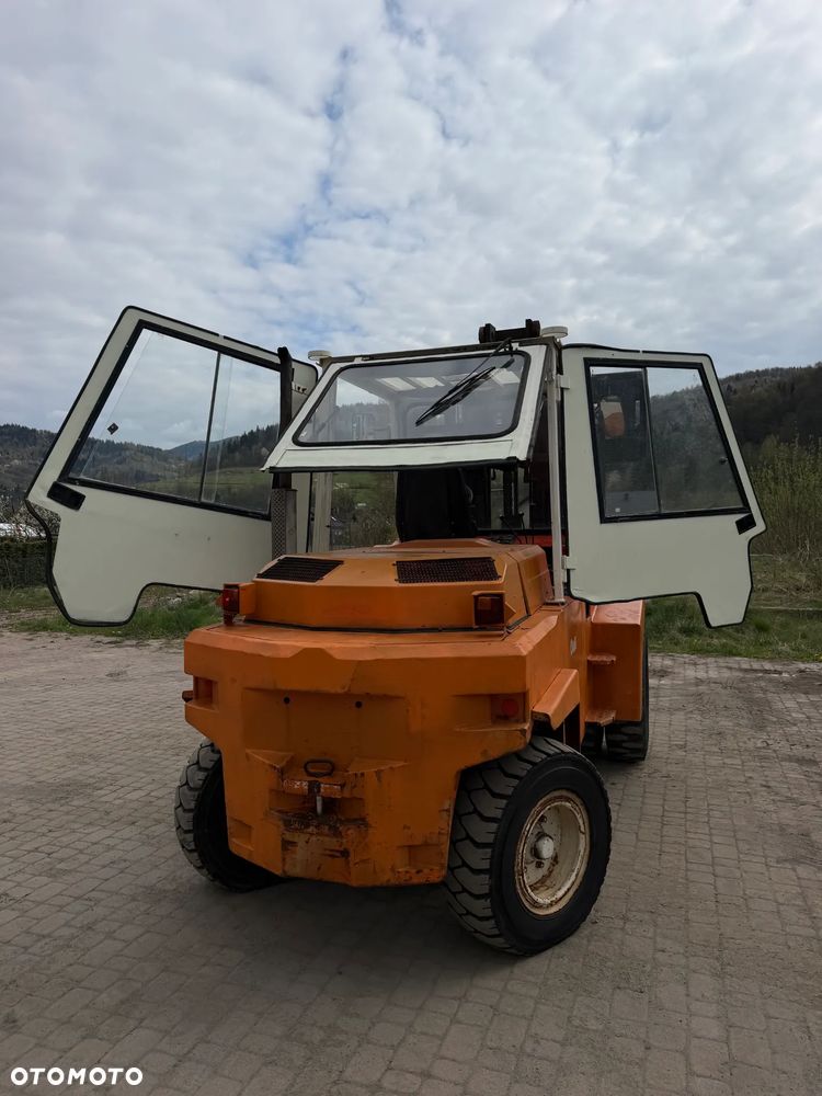 O&K V80 Wózek Widłowy Niemiecki Producent O&K. Silnik DEUTZ 90 km. Udźwig 8 ton. Gabarytowo mała maszyna z Wielkim udźwigiem. Podwójne Koła. Regulacja wideł i Karetki Hydrauliczna. Maszt TRIPLEX. niski przebieg 5790h. Maszyna Pochodzi z Norweskiej Komuny! Nie posiada luzów i wycieków Jazda Hydrostatic. Stan Perfekcyjny! DIESEL. Opony Nowe. Okazja - 29