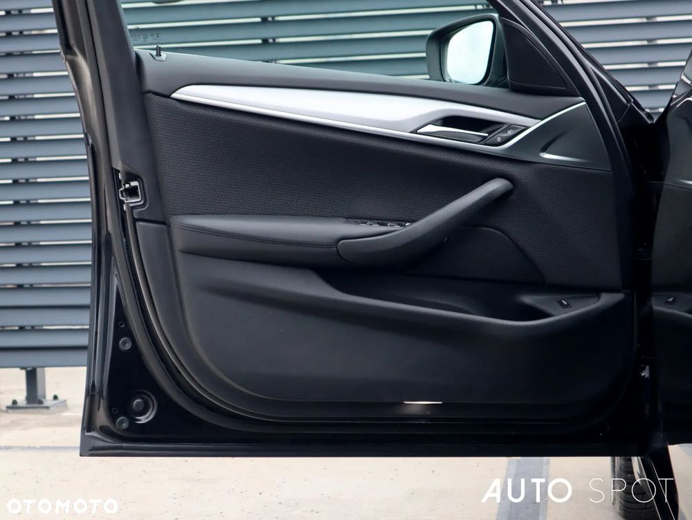 BMW Seria 5 518d mHEV - 12
