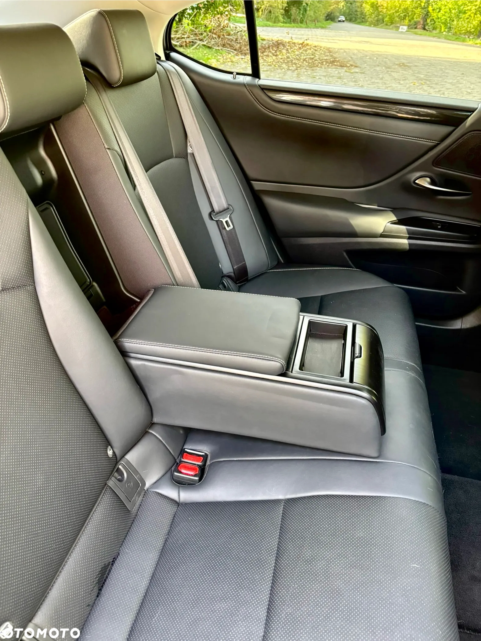 Lexus ES 300h Business Edition + - 13