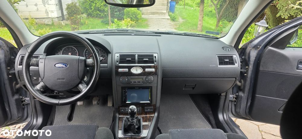 Ford Mondeo 2.5 V6 Ghia - 8