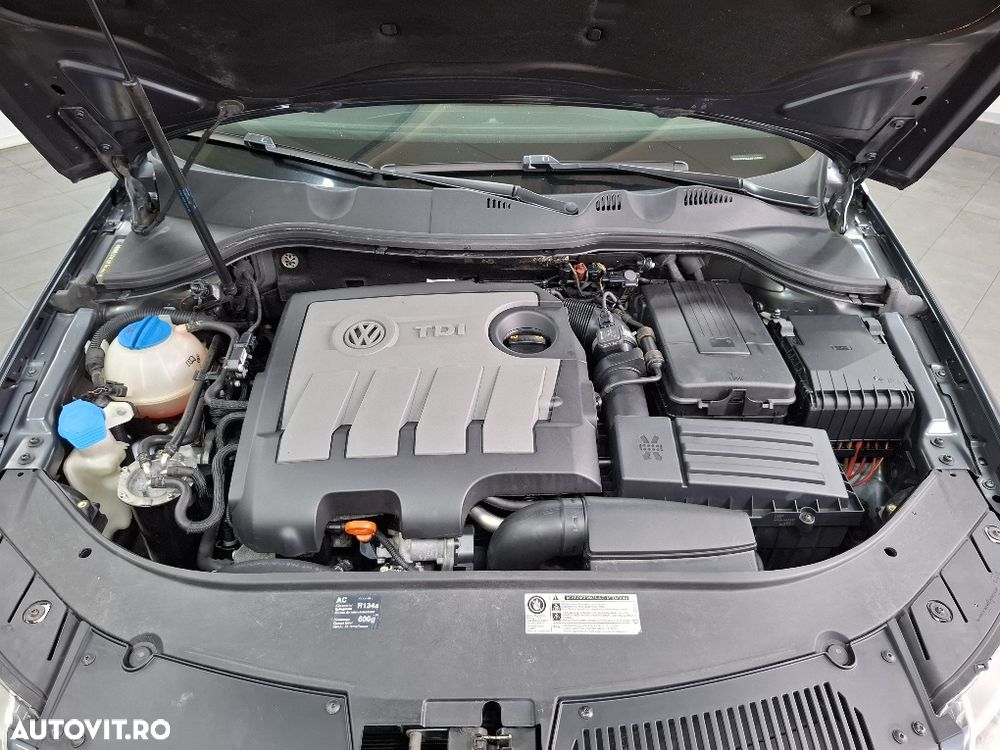 Volkswagen Passat 1.6 TDI DPF BlueMotion Technology Comfortline - 25
