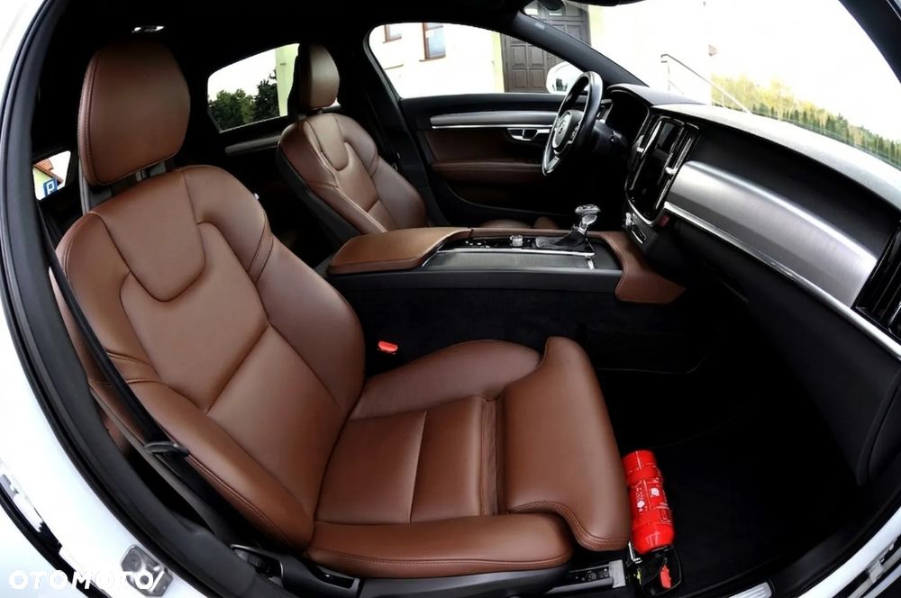 Volvo V90 D4 SCR Momentum Pro - 23