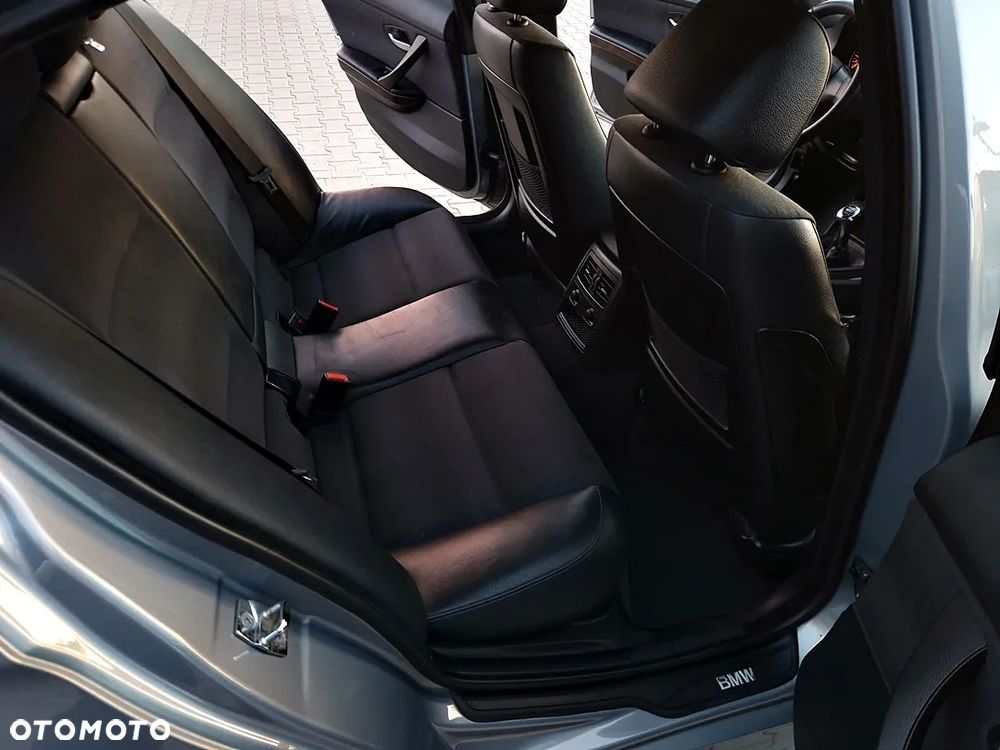 BMW Seria 3 320i - 35
