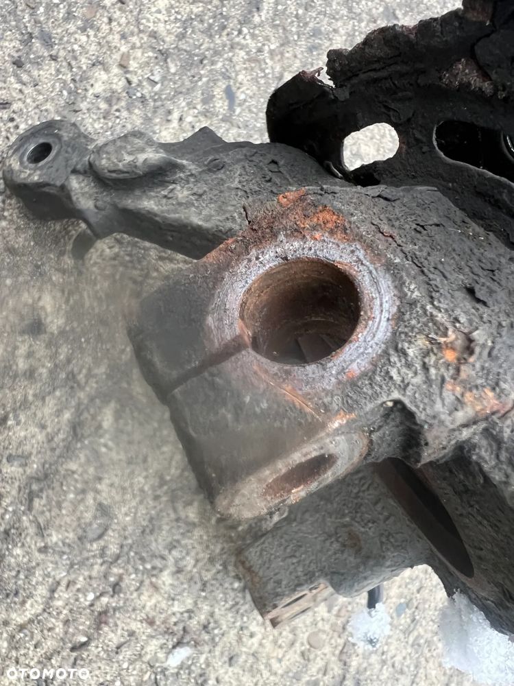 Zwrotnica lewa lub prawa Opel Meriva A 4 śruby - 2