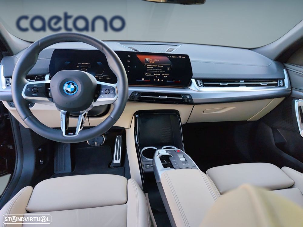 BMW iX2 eDrive20 Pack Desportivo M - 12