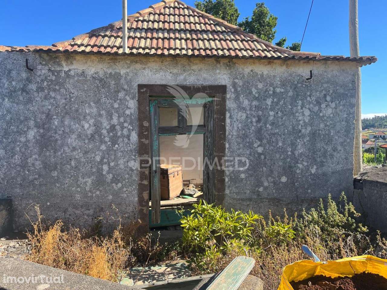 MORADIA E DOIS PALHEIRO AMBOS PARA RECUPERAR COM 1348M2 DE TERRENO... - Grande imagem: 4/13