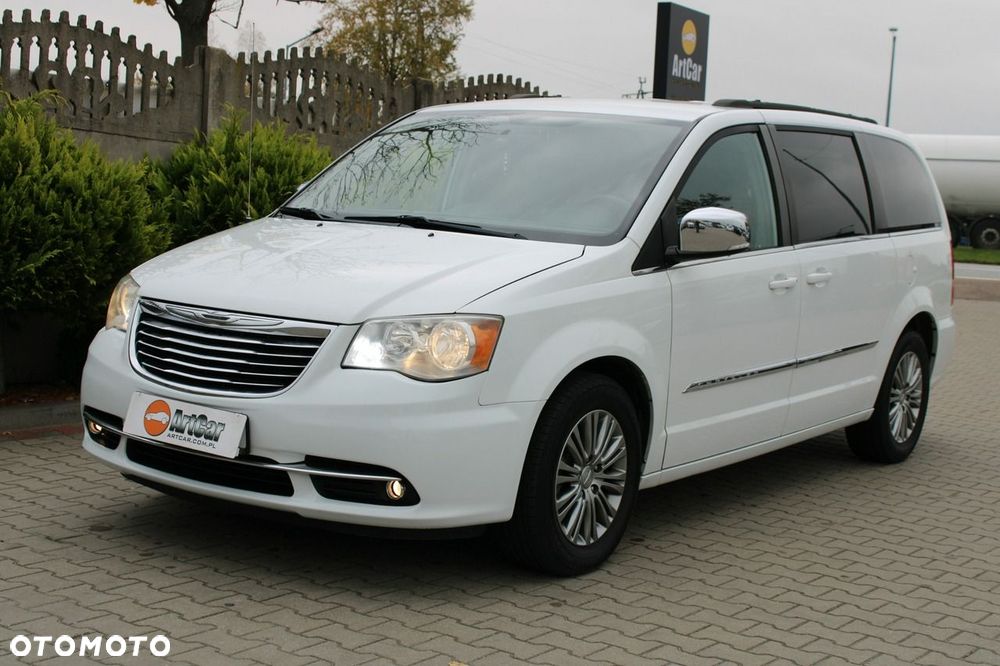 Chrysler Town & Country - 29